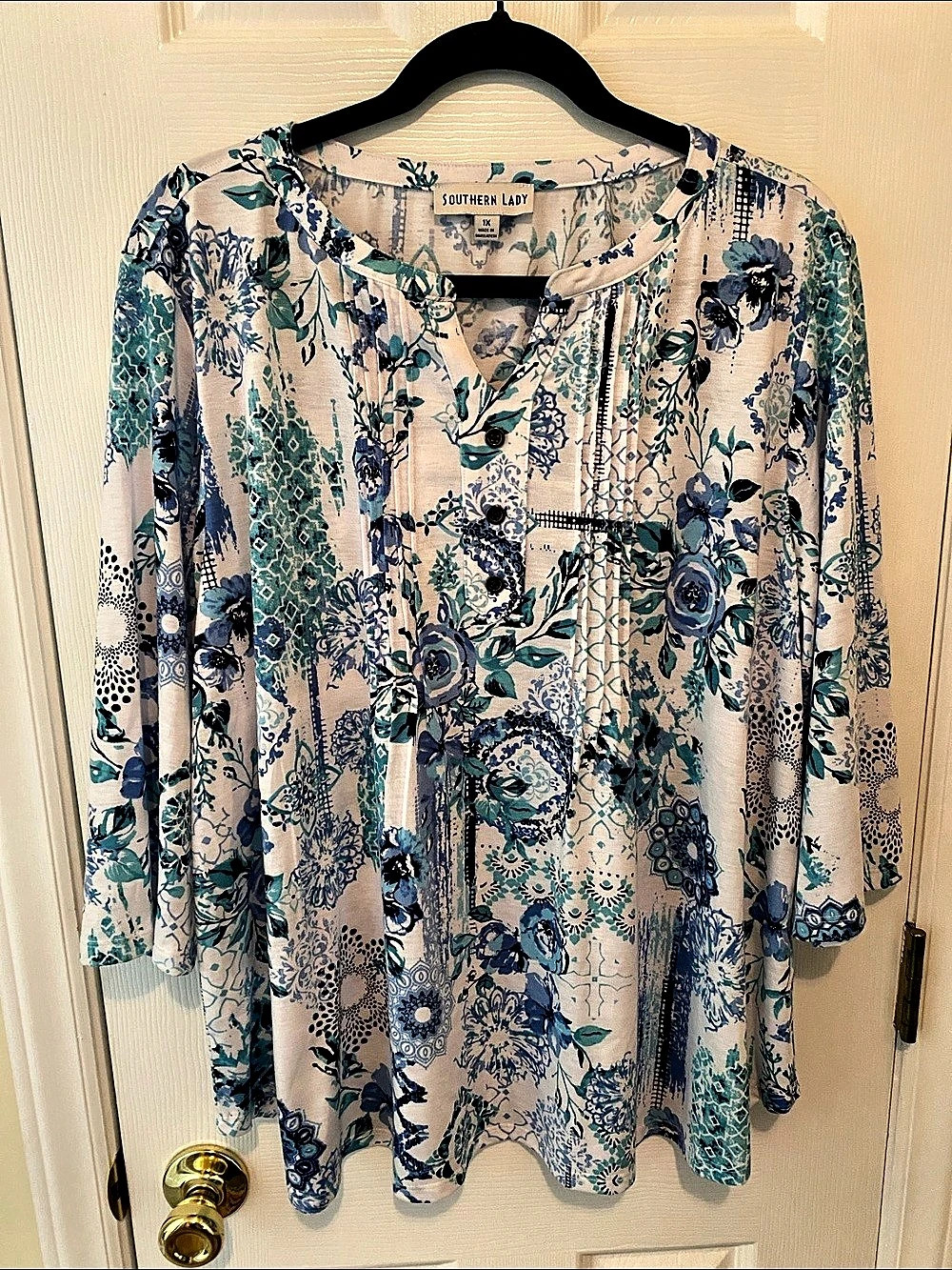 Southern Lady Floral Blouse in Blue & Cream Size 1X Like New